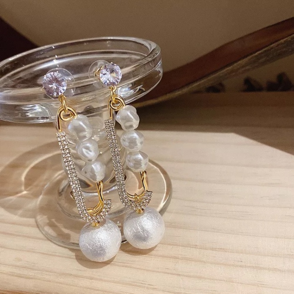 🌟 Big Pin Gold Tone Pearl Earrings - Picture 4 of 6